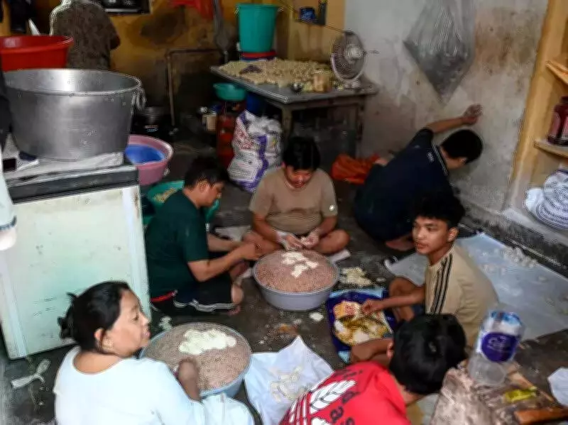 Global Tensions Hit Delhi's Momo Capital: LPG Crisis Threatens Small Kitchens