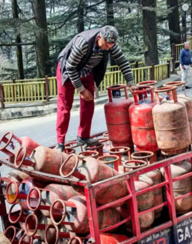 Govt to Release 20% More Commercial Gas Cylinders, Ensures Kerosene Stock