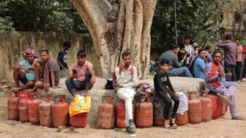 Gurgaon Cracks Down on LPG Hoarding, Imposes PNG Restrictions Amid Gas Crisis