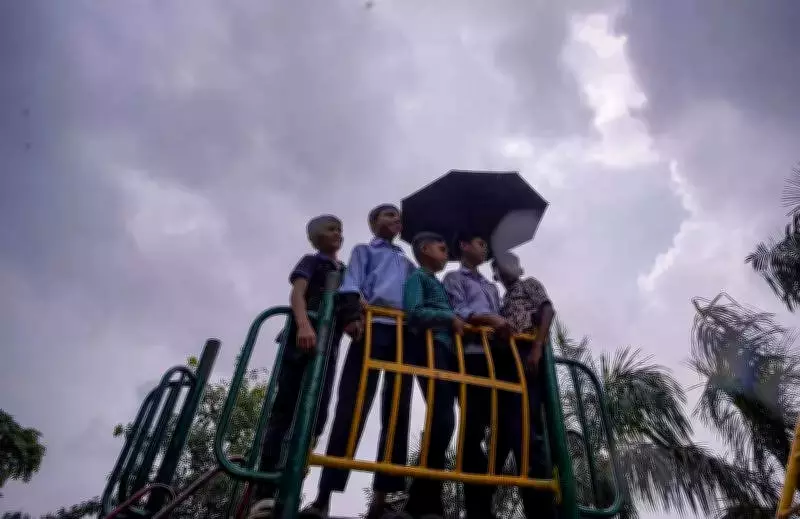 Gurgaon Sees Light Rainfall, Temperature Dips as Western Disturbance Influences Weather