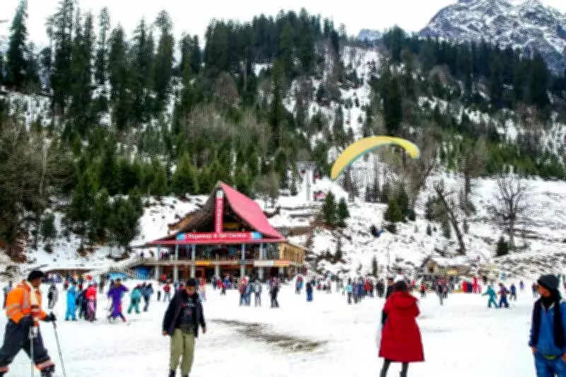 Himachal Pradesh Sees Light Snowfall in High Reaches, Rain in Mid Hills