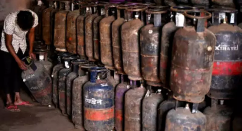 Hisar's Food Industry Forced to Use Wood Stoves Amid LPG Cylinder Shortage
