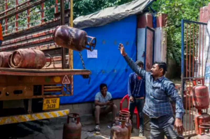 Hyderabad Restaurants Hit by LPG Black Market as Cylinder Prices Soar to ₹7,000