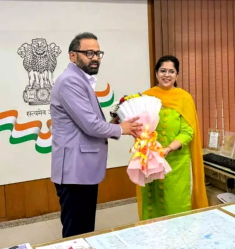 IAS Officer Vipin Itankar Takes Charge as Nagpur's 52nd Municipal Commissioner