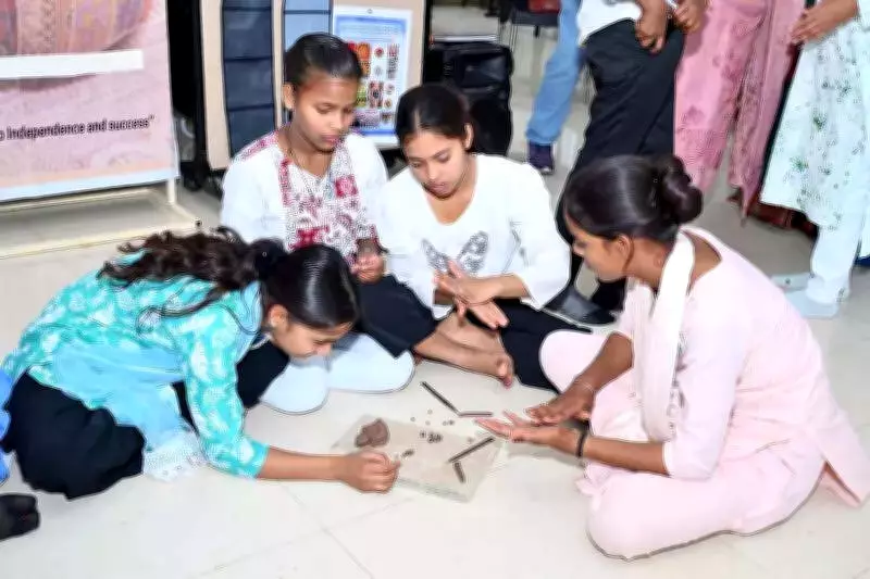 IIT Kanpur Workshop Empowers 70+ Artisans with Clay & Thread Jewellery Skills