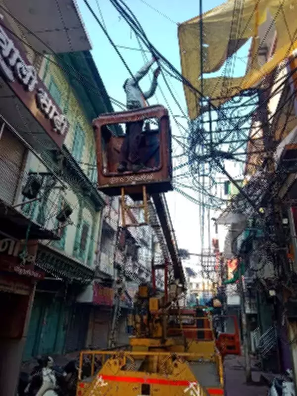 Indore Municipal Corporation Clears Hazardous Cables for Rangpanchami Gair Procession