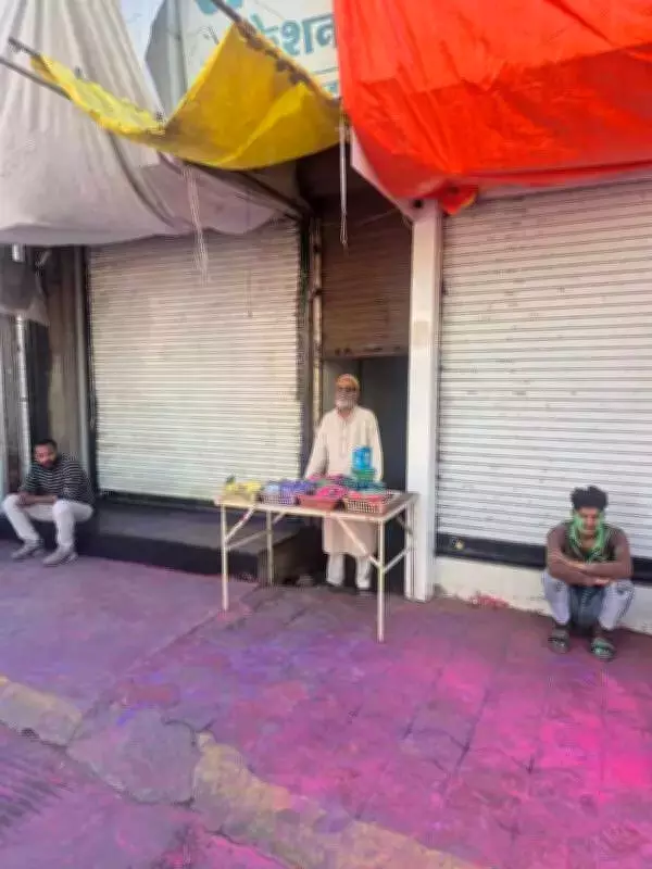 Indore Muslim Vendor Sells Holi Colors During Ramadan, Symbolizing Harmony