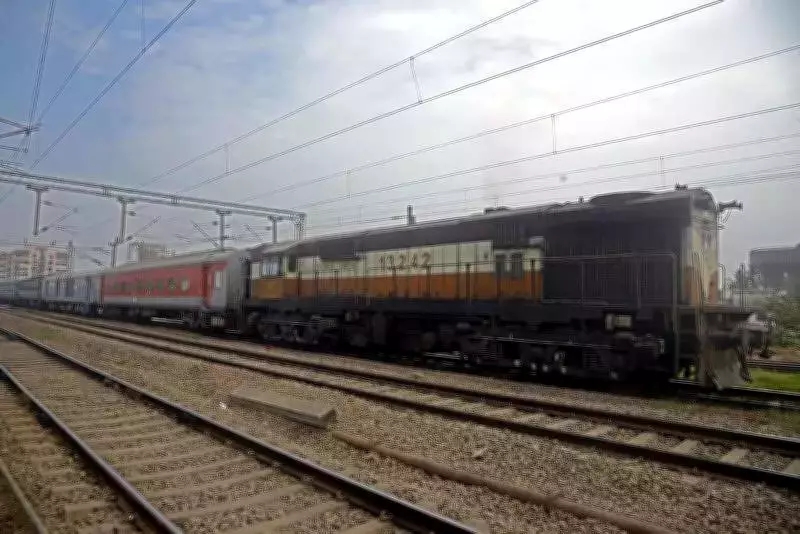 IRCTC Directs Railway Caterers to Stock RTE Food Amid LPG Supply Fears