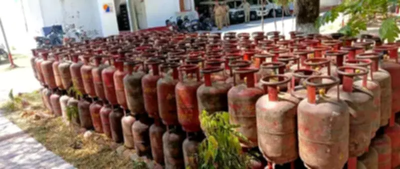 Jhansi Police Bust Major LPG Cylinder Theft Ring, Recover 524 Cylinders Worth ₹17 Lakh