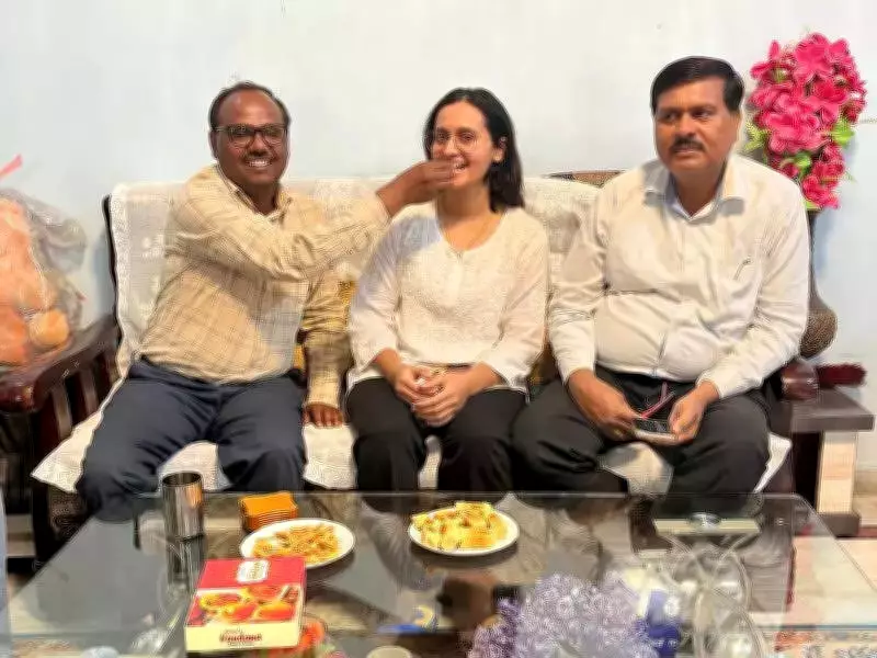 Jhansi's Ayushi Sijeria Triumphs in UPSC on Third Attempt with Rank 914