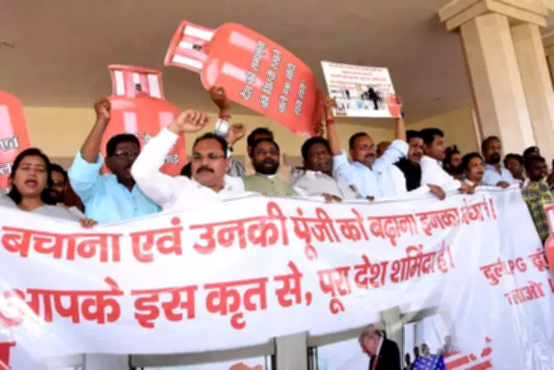 Jharkhand MLAs Protest LPG Shortage, Ministers Stage Rickshaw Demonstration