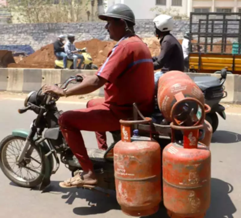 Karnataka Minister Assures Commercial LPG Shortage Resolution in 7-10 Days