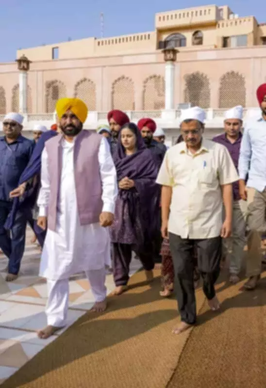 Kejriwal Visits Golden Temple After Court Clears Him in Liquor Case