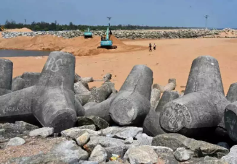 Kerala Fishermen Protest Unscientific Breakwater Construction at Muthalapozhi Harbour