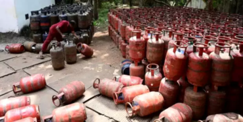 Kerala Issues LPG Rationing Guidelines Amid Middle East Conflict, Urges PNG Shift