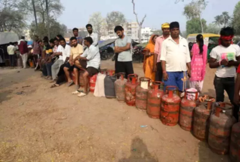 Kolhapur LPG Crisis: Home Delivery Failures Force Residents to Collect Cylinders Personally