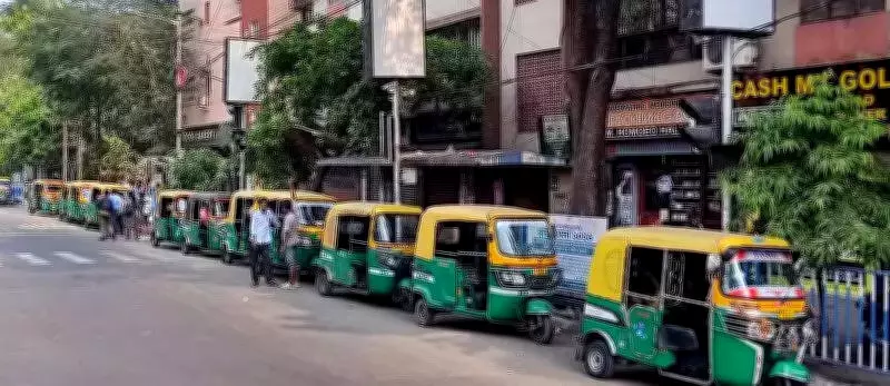 Kolkata Auto Drivers Enforce Fuel Queue Discipline Amid Severe LPG Shortage