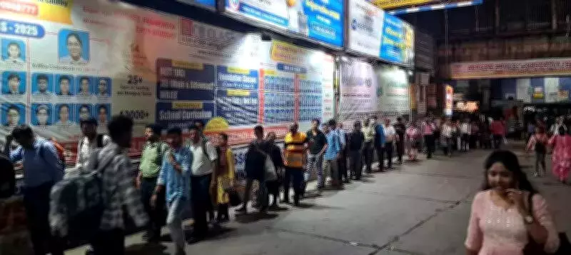 Kolkata Auto-Rickshaw Drivers Face Fuel Rationing Amid LPG Supply Crisis