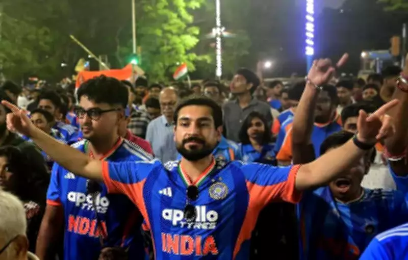 Kolkata Erupts in Early Holi Celebrations After India's T20 World Cup Victory