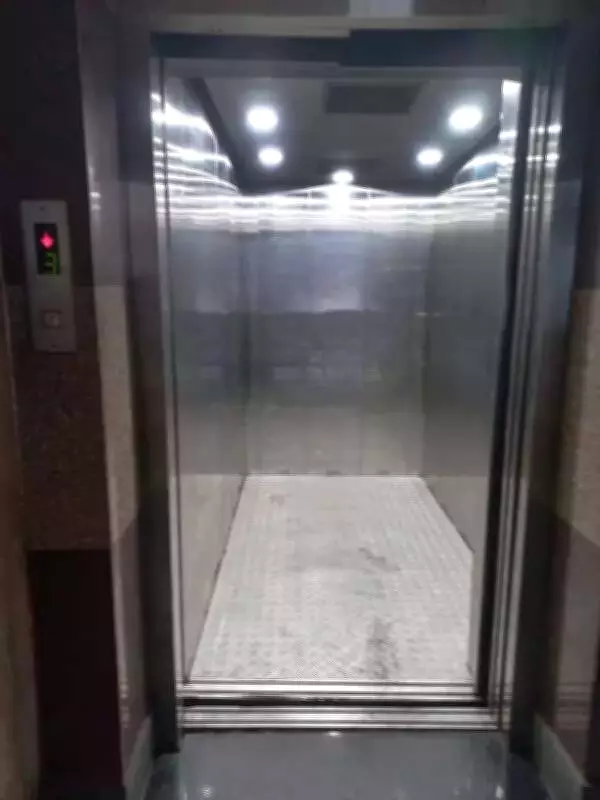 Kolkata Hospital Lifts Operate Without Staff, Raising Safety Fears After Tragedy