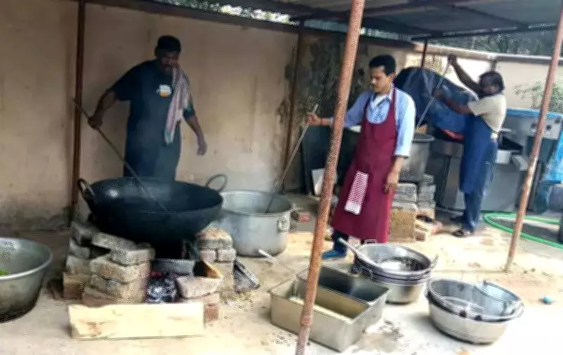 Kolkata Hostels Face LPG Crisis: IITs, Universities Resort to Chulhas, Simplified Menus