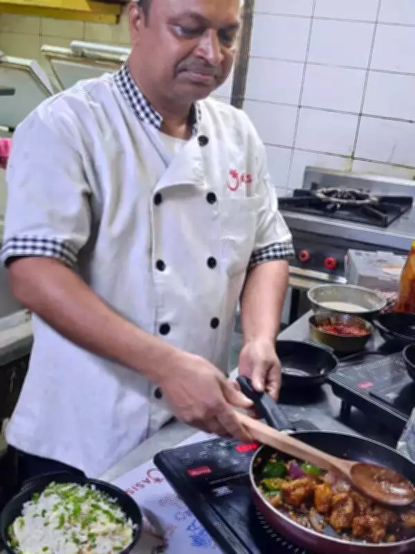 Kolkata Restaurants Adapt to LPG Crisis: Coal Tandoors Meet Induction Cookers