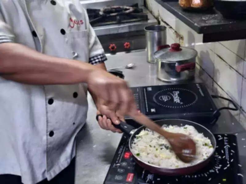 Kolkata Restaurants Rapidly Adopt Electric Cooking Amid LPG Shortage