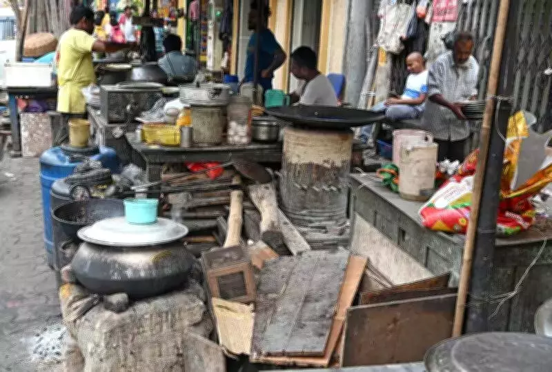 Kolkata Street Food Vendors Return to Coal Stoves Amid LPG Shortage Crisis