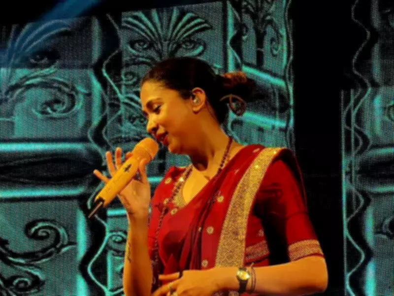 Kolkata's 66 Pally Club Hosts 'Paray Parbon' Carnival Celebrating Community Spirit