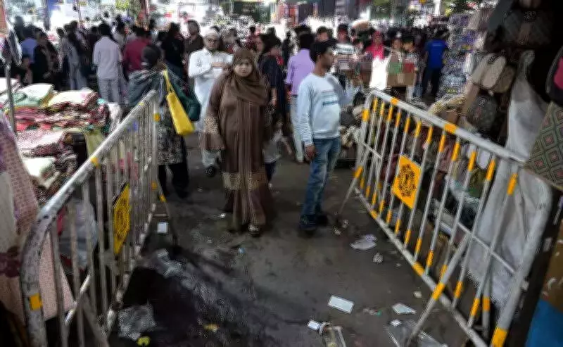 Kolkata's New Market Installs Guard Rails After Hawker-Trader Clash Sparks Strike Threat