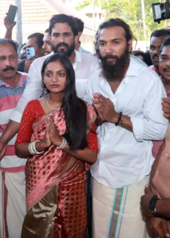 Kumbh Mela Celebrity Monalisa Bhosle Marries in Kerala Under Police Protection