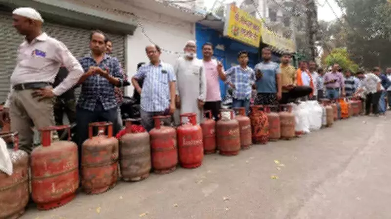 LPG Booking System Failure Sparks Panic in Lucknow Amid Global Supply Concerns