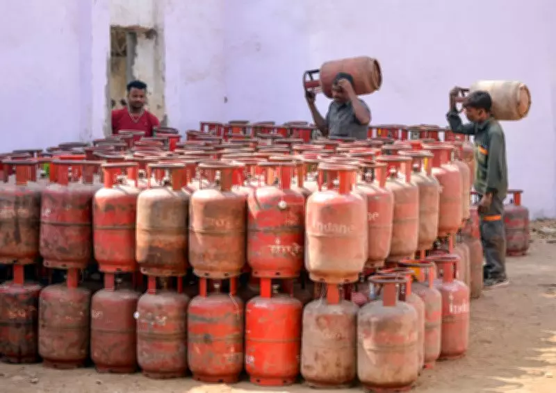 LPG Bookings Decline After Panic Surge, Government Urges PNG Shift