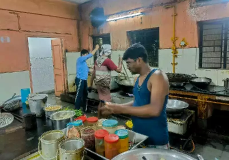 LPG Crisis Forces Kolkata Hostels to Drop Non-Veg, Rotis from Menus