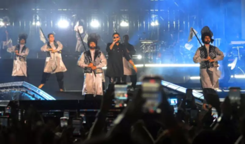 LPG Crisis Forces Menu Cuts, Disrupts Karan Aujla Concert in Mohali