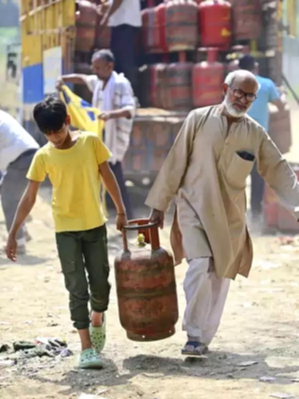 LPG Crisis in Lucknow: Cylinder Delivery Delays Stretch to 8 Days, Disrupting Households
