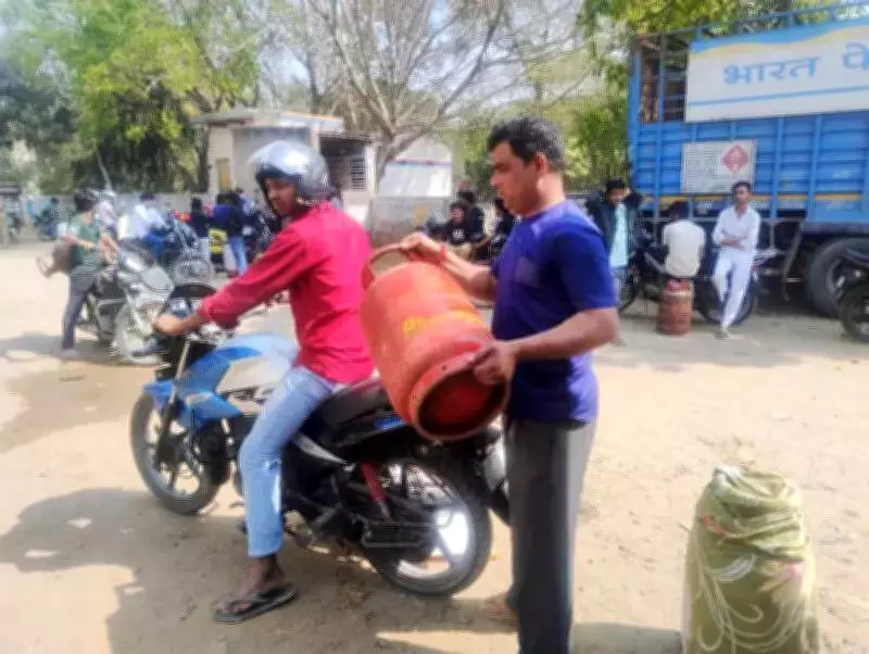 LPG Crisis in Noida and Ghaziabad: Long Queues, Black Market Surge Amid Global Supply Disruption