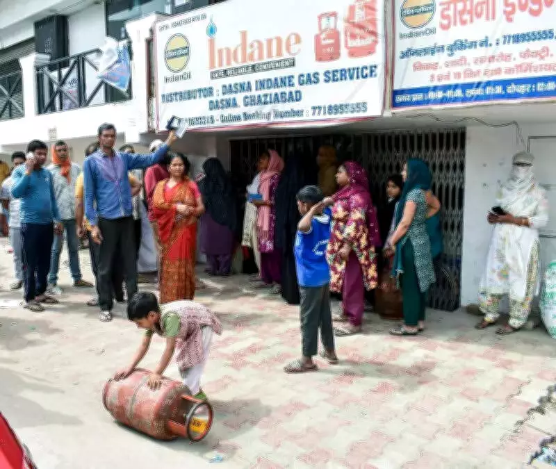 LPG Shortage Cripples Lucknow's Goldsmiths, Halting Jewelry Artisan Work