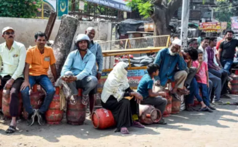 LPG Shortage Hits Lucknow Old Age Homes, Forcing Shift to Alternative Cooking Methods