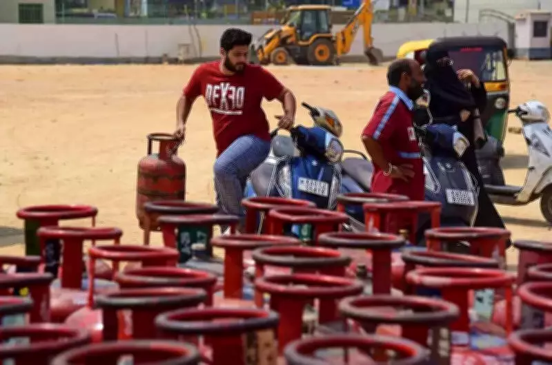 LPG Shortage in Bengaluru Disrupts Eateries, Hits Daily Meals for Many