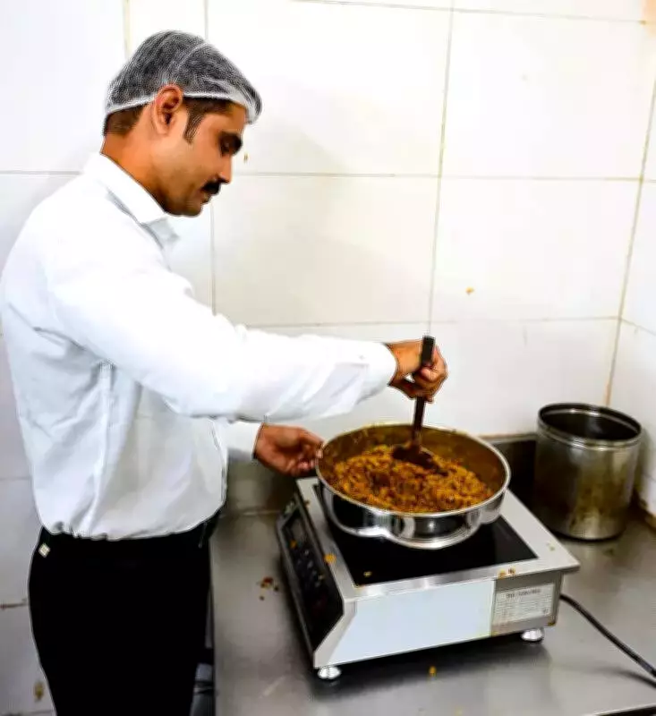 LPG Shortage Sparks Induction Cooktop Frenzy in Nagpur, Nationwide Demand Surges