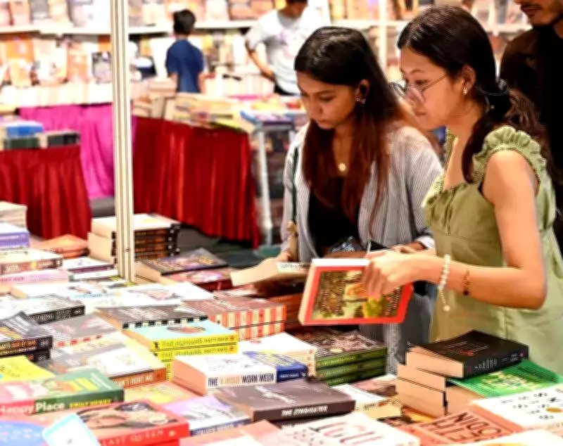 Lucknow Book Fair Sees Rush for Competitive Exam Guides with Heavy Discounts