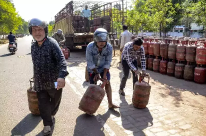 Lucknow Businesses Get Partial LPG Relief After West Asia Conflict Disruption