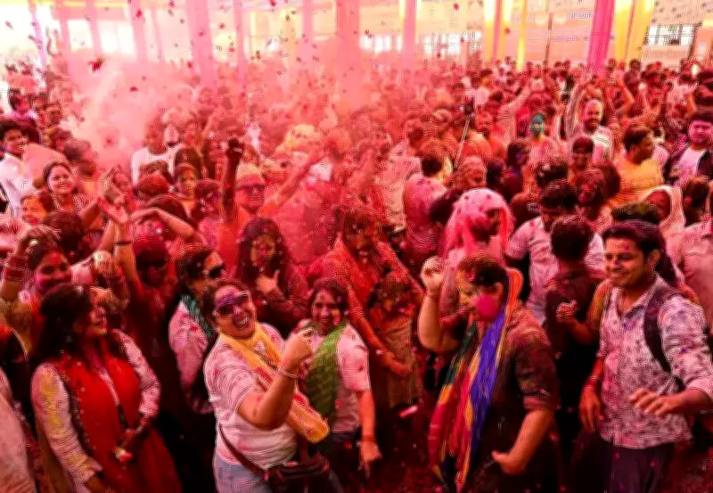 Lucknow Celebrates Holi with Grand Processions, Showcasing Ganga-Jamuni Tehzeeb