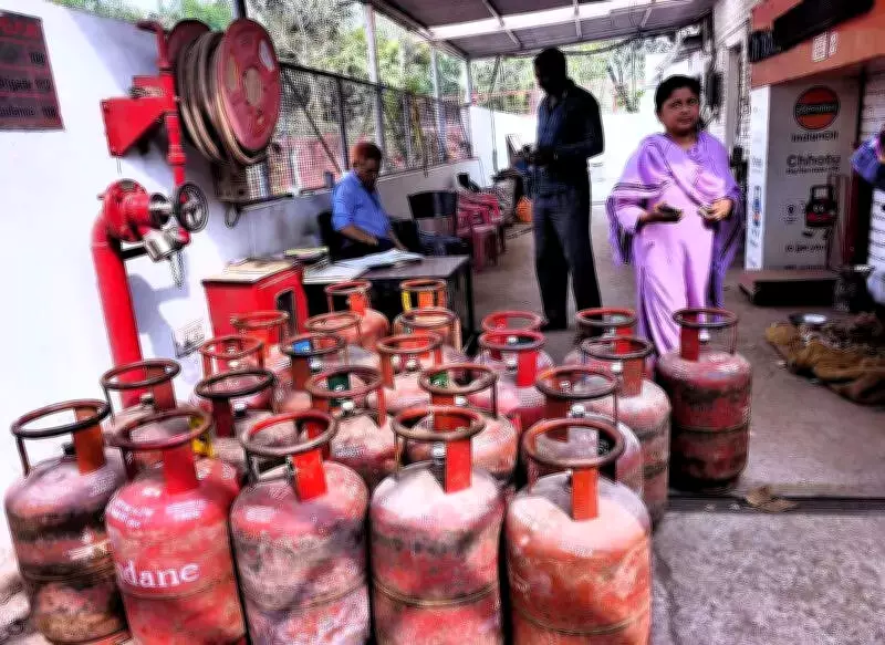 Ludhiana Food Vendors Struggle as Middle East Conflict Triggers LPG Cylinder Shortage