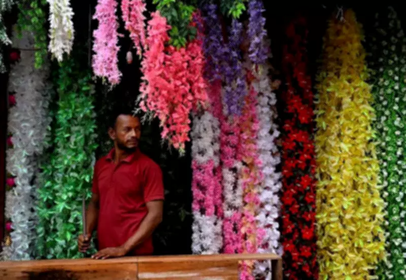 Maharashtra Announces Crackdown on Plastic Flowers with New Ban and Fines