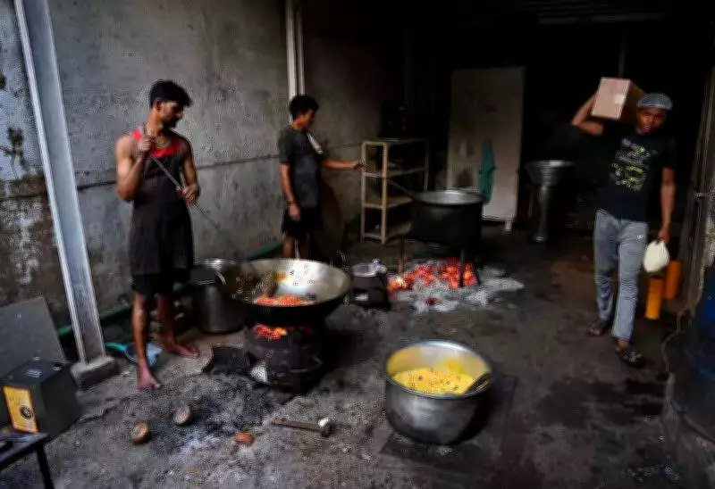 Maharashtra Considers Temporary Fuel Switch for Industries Amid LPG Shortage