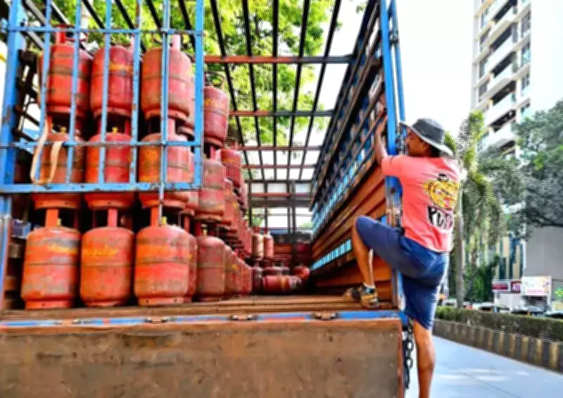 Maharashtra Forms Special Panel to Secure LPG Supply Amid Middle East Conflict