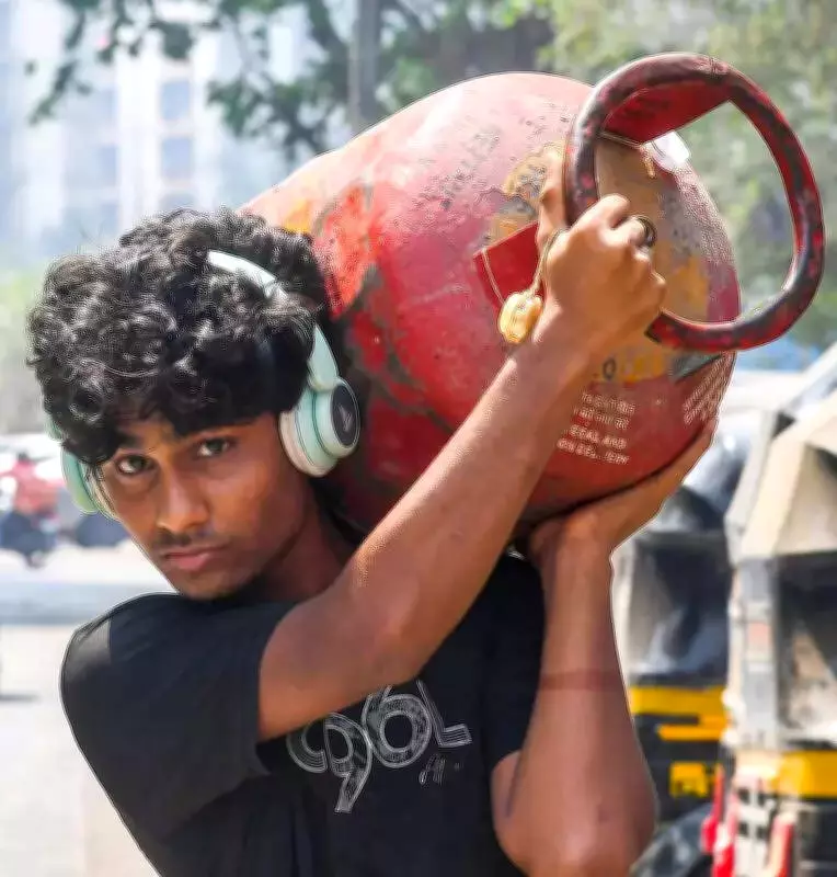 Maharashtra Govt Cracks Down on LPG Hoarding, Ensures Domestic Supply
