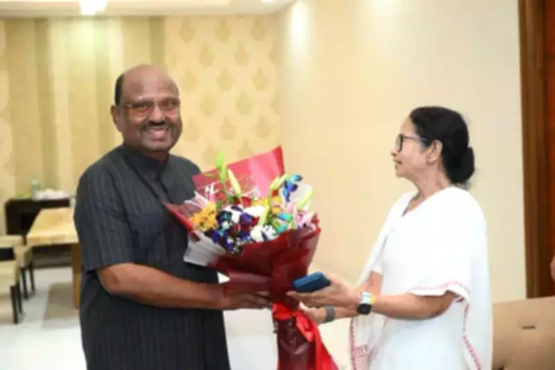 Mamata Banerjee Visits Ousted Governor CV Ananda Bose, Calls Resignation 'Injustice'